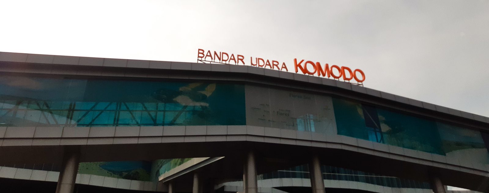 Komodo airport sign at the back of the airport